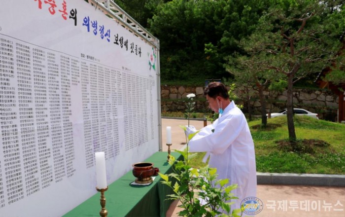 3. 의병의 고장 보성에서 의병의 날 행사 개최 -김철우 보성군수 헌화 분향을 하고 있다..JPG