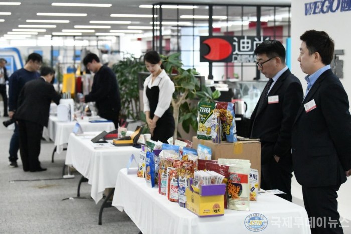 2024 한.중(인천)콰징전자상거래대회에 참여한 주식회사 맘스웰식품이 스낵류 식품을 선보이여 큰 인기를 끌었다..jpg